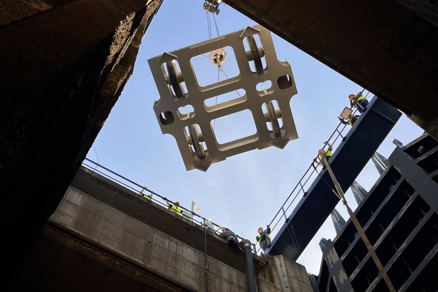 La Autoridad Portuaria de Sevilla concluye el mantenimiento de las compuertas de la esclusa