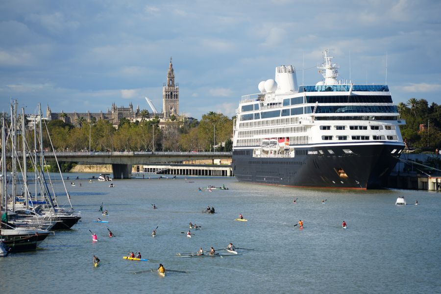 El Puerto de Sevilla inaugura la temporada de cruceros con la llegada del Azamara Quest