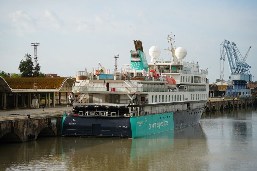 El Puerto de Sevilla recibe la primera escala del crucero de expedición Sylvia Earle