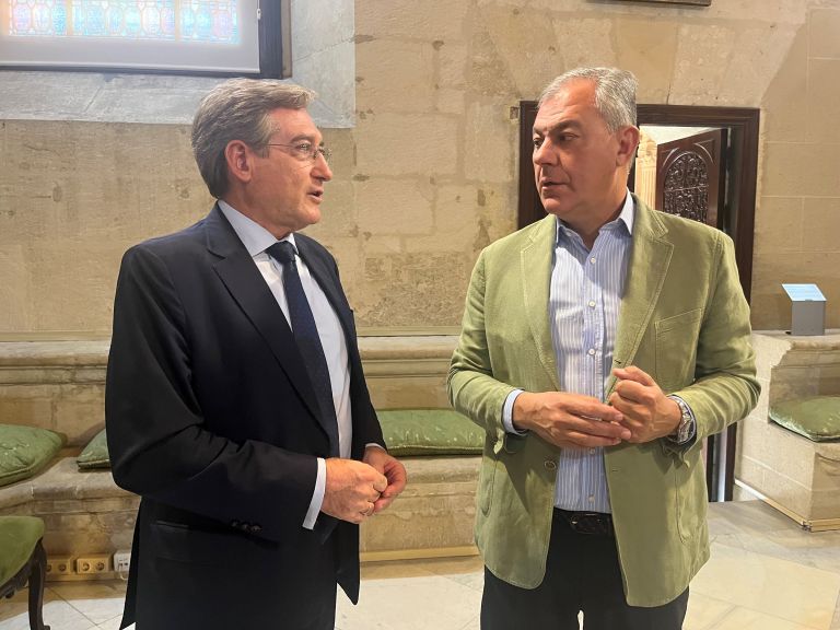 Rafael Carmona y José Luis Sanz conversan previamente a la reunión