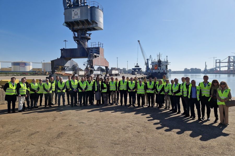 Empresas del Puerto de Sevilla y de Puente Genil participan en un encuentro para impulsar lazos comerciales