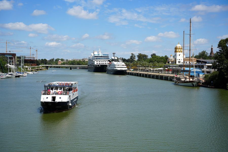 La Autoridad Portuaria de Sevilla otorga las concesiones para un quiosco en el Muelle Camaronero y para la construcción de la nueva pasarela sobre la dársena