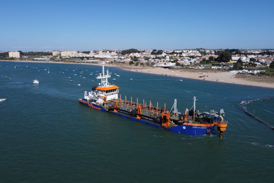 La Autoridad Portuaria de Sevilla inicia la campaña 2023 para el mantenimiento de la canal de navegación