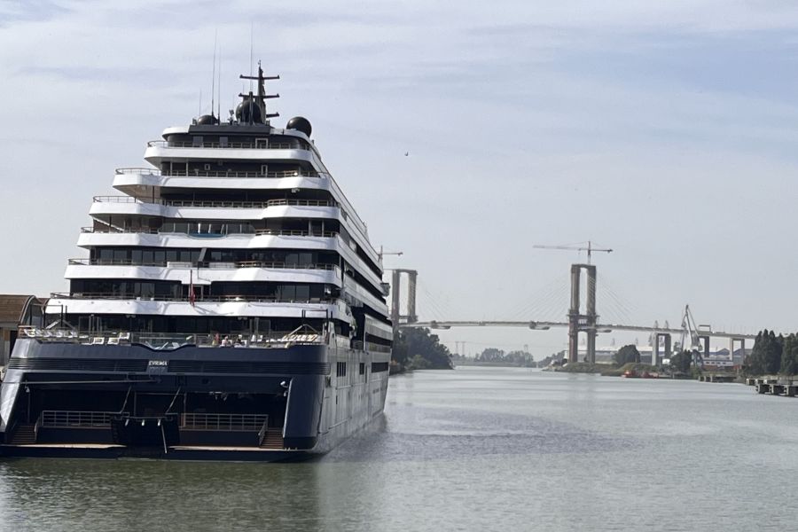 El crucero de lujo Evrima realiza su primera escala en el Puerto de Sevilla