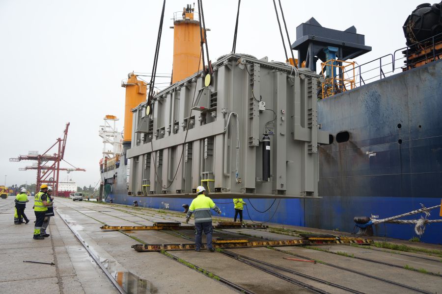 El Puerto de Sevilla desembarca un transformador eléctrico para un proyecto fotovoltaico