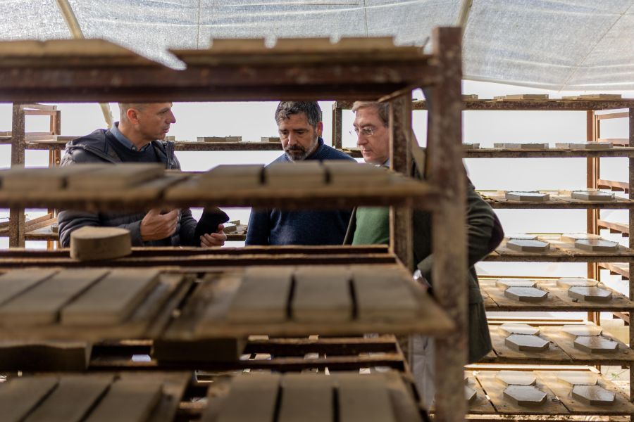 El Puerto de Sevilla y Todobarro avanzan en la revalorización de los sedimentos del Guadalquivir para la industria cerámica