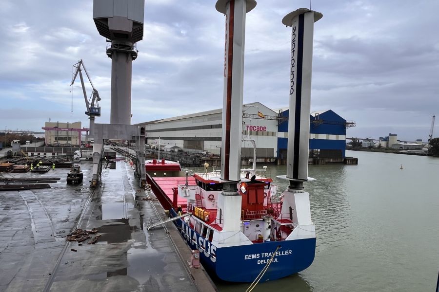 El Puerto de Sevilla recibe un innovador buque con propulsión eólica para una navegación marítima más sostenible