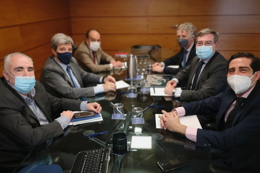 Los puertos de Sevilla y Valencia reforzarán su colaboración en programas de sostenibilidad y conectividad