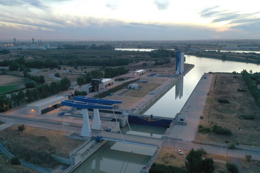 La Autoridad Portuaria de Sevilla avanza en los trabajos para la sustitución de la rótula de uno de los puentes móviles de la esclusa