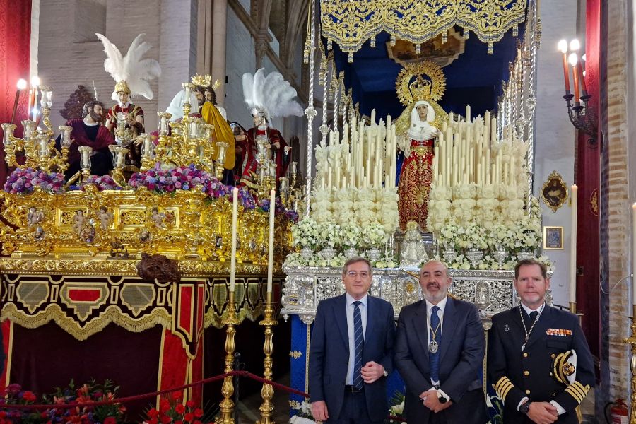 La Autoridad Portuaria de Sevilla realiza una ofrenda floral a la Hermandad del Carmen