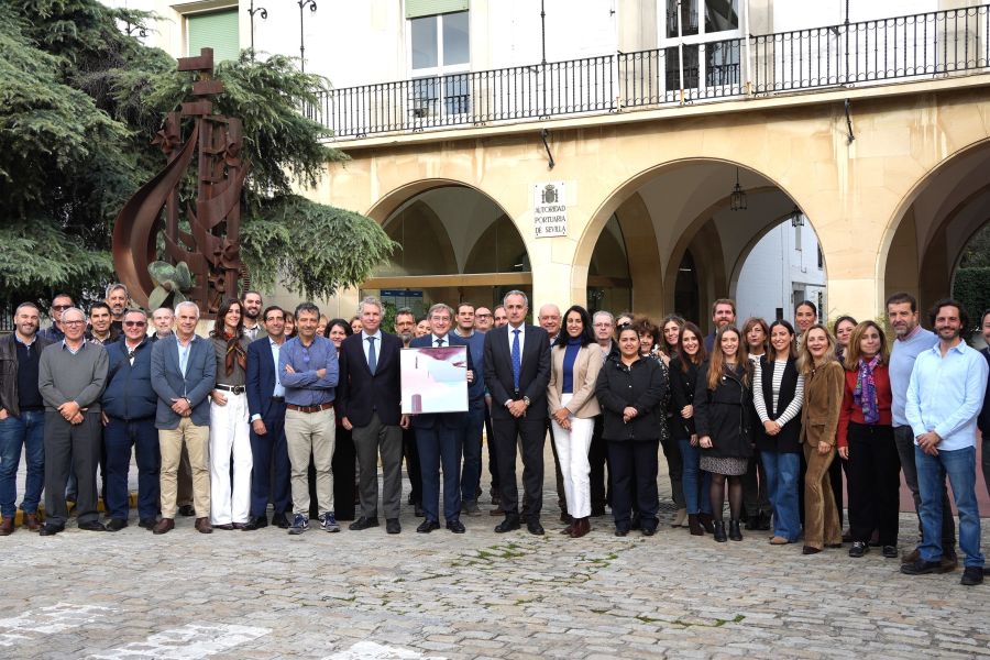 El equipo de la Autoridad Portuaria de Sevilla celebra el premio de Economía Circular ESPO 2024 por los dragados sostenibles