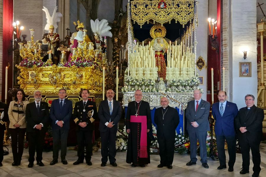 El Puerto de Sevilla realiza una ofrenda floral a la Hermandad del Carmen Doloroso