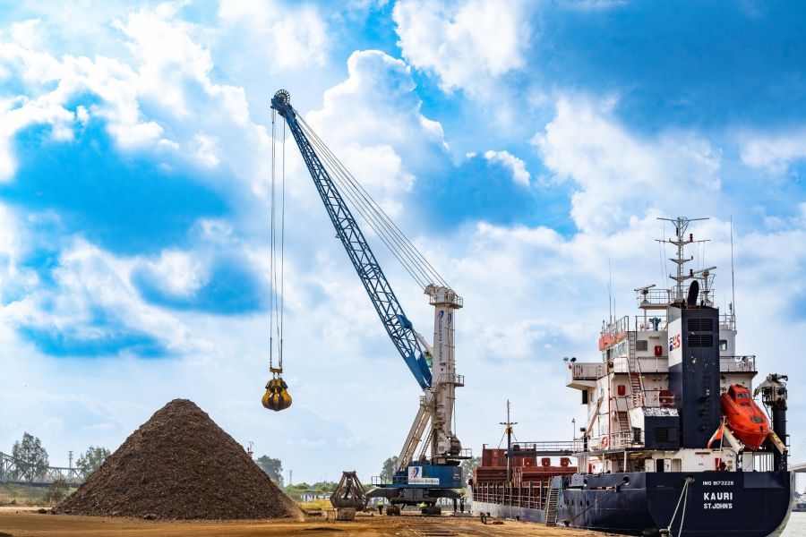 La Autoridad Portuaria de Sevilla instala 266 luminarias LED para mejorar la eficiencia energética en muelles y viarios