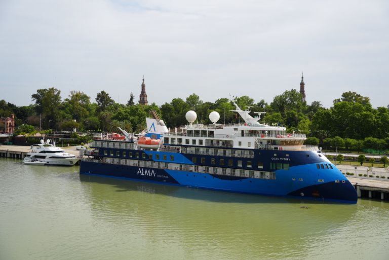 El Ocean Victory atracado junto a la Terminal de Cruceros del muelle de Las Delicias