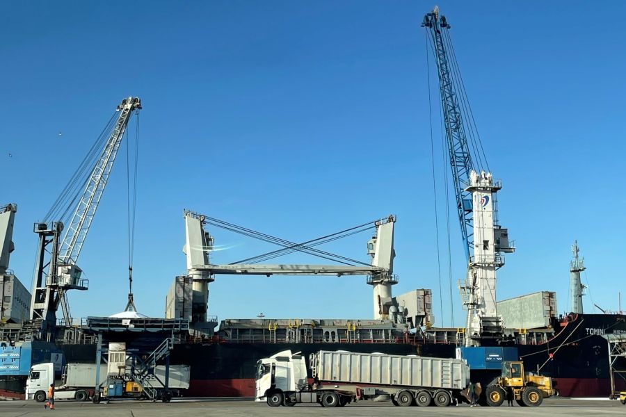 El Puerto de Sevilla recibe al buque de grandes dimensiones Tomini Mistral