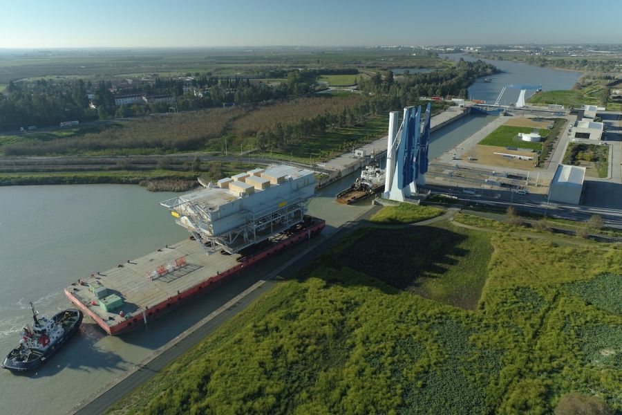 Zarpa desde el Puerto de Sevilla una subestación eléctrica para la eólica marina