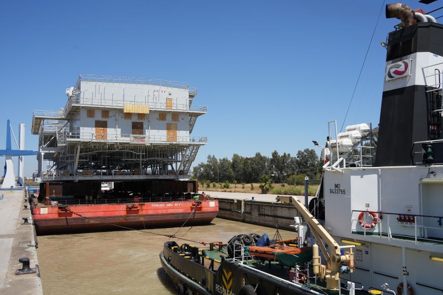 Pasa por la esclusa del Puerto de Sevilla la subestación eléctrica fabricada por TECADE