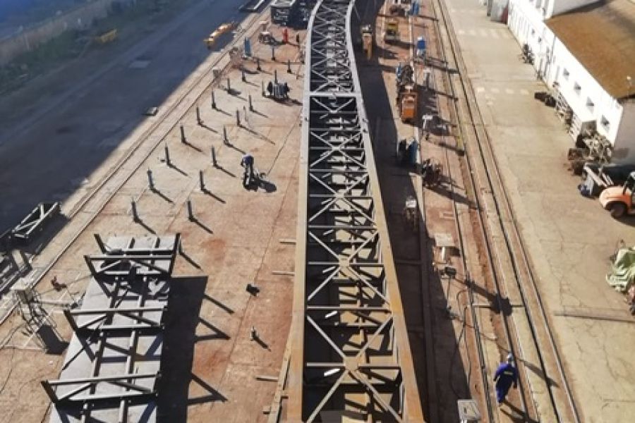 El Puerto de Sevilla carga grandes estructuras de acero para dos viaductos en Malta