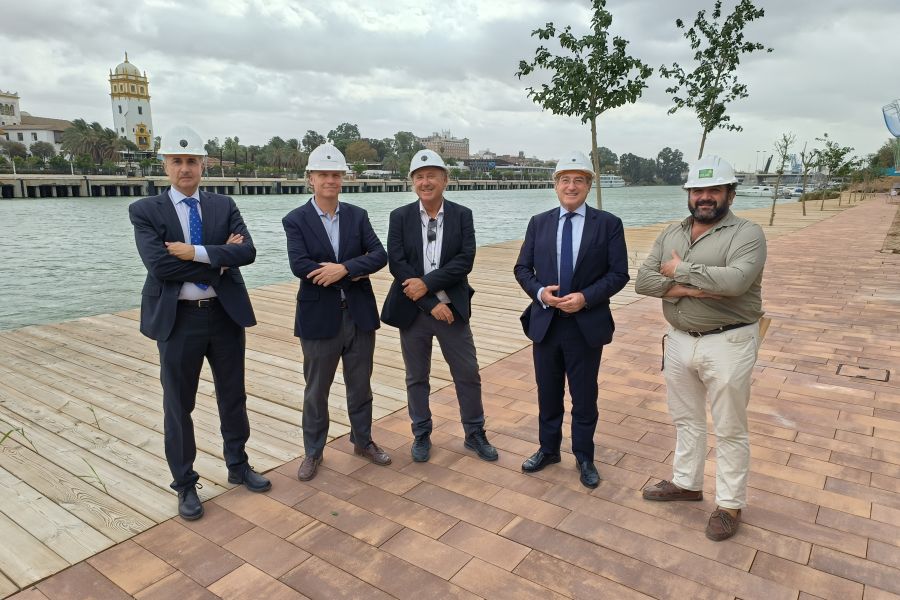 La Autoridad Portuaria de Sevilla visita las obras del Jardín de las Cigarreras