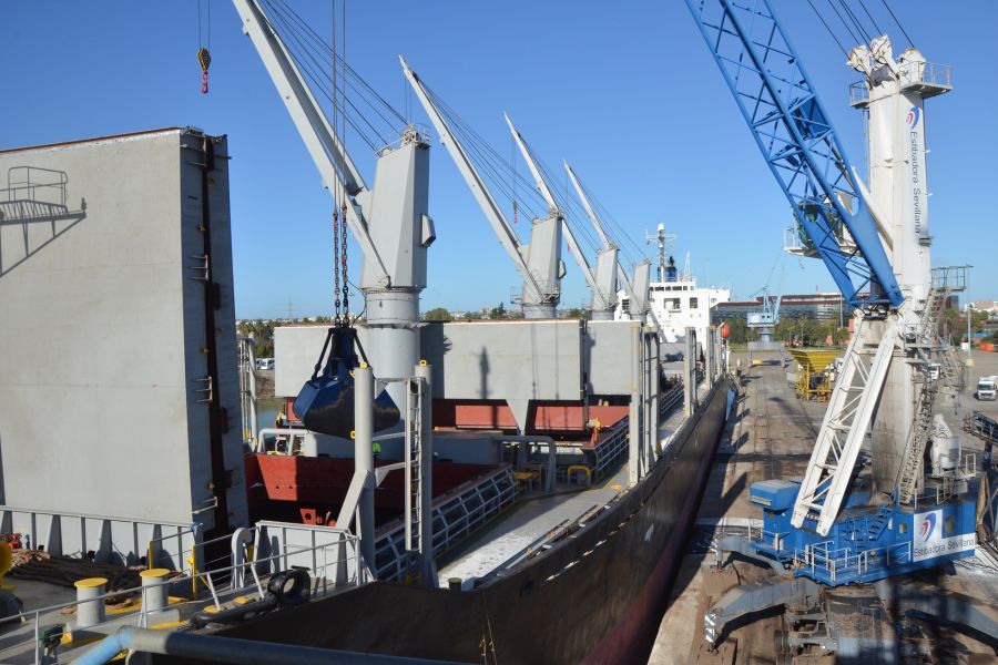 El Puerto de Sevilla recibe el primer buque de grandes dimensiones del año con 16.000 toneladas de fertilizante